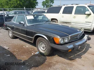 1982 Mercedes-Benz 380 SL z VIN WDBBA45A0CB017032, wystawiony jako IAAI lot #42461326 z przebiegiem 153 044 mil mil oraz . Historia ofert i sprzedaży dostępna na DreamBid. Obrazek 1.