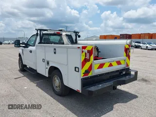 2019 Ford F-250 XL with VIN 1FDBF2A62KEF59427, listed as a IAAI auction lot 42523580 with 80,243 mi miles and . Bid and sale history available at DreamBid. Image 3.