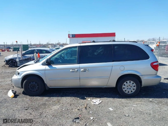 2005 Chrysler Town & Country LX with VIN 2C4GP44R55R228020, listed as a IAAI auction lot 41684981 with 146,255 mi miles. Bid and sale history available at carsss.com. Image 14.