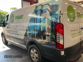 2020 Ford Transit z VIN 1FTBR1YG0LKA50458, wystawiony jako IAAI lot #42307046 z przebiegiem 62 115 mil mil oraz . Historia ofert i sprzedaży dostępna na DreamBid. Obrazek 1.