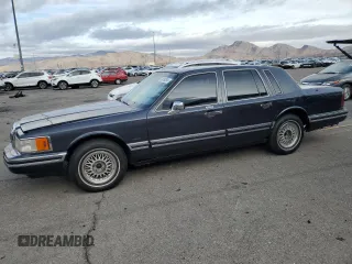 1994 Lincoln Town Car Signature z VIN 1LNLM82W6RY705395, wystawiony jako Copart lot #82490554 z przebiegiem 252 997 mil mil oraz Szkody całkowita. Historia ofert i sprzedaży dostępna na DreamBid. Obrazek 1.