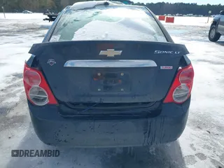 2015 Chevrolet Sonic LT z VIN 1G1JC5SB8F4151492, wystawiony jako IAAI lot #41398645 z przebiegiem 178 575 mil mil oraz . Historia ofert i sprzedaży dostępna na DreamBid. Obrazek 6.