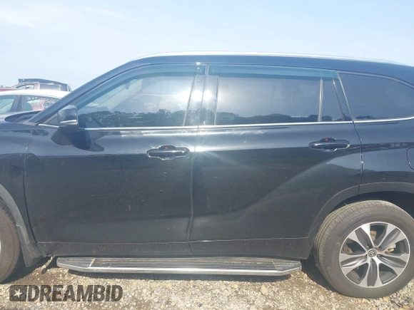 2021 Toyota Highlander XLE with VIN 5TDHZRBH3MS523919, listed as a IAAI auction lot 42264788 with 175,450 mi miles and . Bid and sale history available at DreamBid. Image 14.