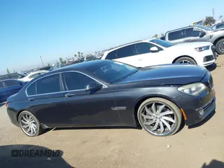2013 BMW 7 Series 750Li xDrive z VIN WBAYF8C58DD141658, wystawiony jako IAAI lot #42327776 z przebiegiem 130 428 mil mil oraz . Historia ofert i sprzedaży dostępna na DreamBid. Obrazek 13.