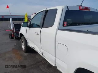2021 Chevrolet Colorado 2WD Work Truck z VIN 1GCHSBEA0M1198797, wystawiony jako IAAI lot #42092525 z przebiegiem 67 580 mil mil oraz . Historia ofert i sprzedaży dostępna na DreamBid. Obrazek 17.