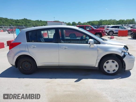 2008 Nissan Versa S z VIN 3N1BC13EX8L385937, wystawiony jako IAAI lot #42330289 z przebiegiem 131 178 mil mil oraz . Historia ofert i sprzedaży dostępna na DreamBid. Obrazek 13.