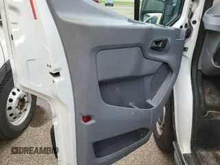 2015 Ford Transit Cargo z VIN 1FTNR1ZM8FKA55185, wystawiony jako IAAI lot #42515954 z przebiegiem 86 918 mil mil oraz . Historia ofert i sprzedaży dostępna na DreamBid. Obrazek 17.