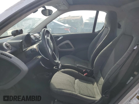 2016 Smart fortwo Passion z VIN WMEEJ9AA5GK844503, wystawiony jako Copart lot #42654855 z przebiegiem Nie podano mil oraz Czysty tytuł • Clean title. Historia ofert i sprzedaży dostępna na DreamBid. Obrazek 7.