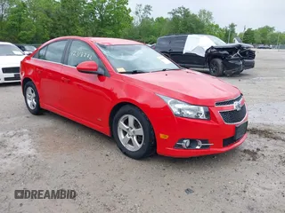 2014 Chevrolet Cruze 1LT z VIN 1G1PC5SB5E7230853, wystawiony jako IAAI lot #42318222 z przebiegiem 165 570 mil mil oraz . Historia ofert i sprzedaży dostępna na DreamBid. Obrazek 1.