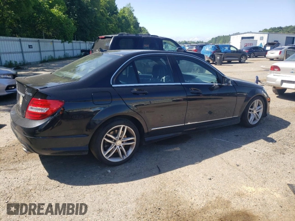 2013 Mercedes-Benz C 300 Sport z VIN WDDGF8AB5DR251793, wystawiony jako Copart lot #57859445 z przebiegiem 138 764 mil mil oraz Szkoda całkowita • Salvage title. Historia ofert i sprzedaży dostępna na DreamBid. Obrazek 3.