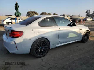 2020 BMW M2 Competition z VIN WBS2U7C01L7D99705, wystawiony jako Copart lot #83850434 z przebiegiem 101 313 mil mil oraz Szkoda całkowita • Salvage title. Historia ofert i sprzedaży dostępna na DreamBid. Obrazek 3.