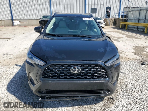 2024 Toyota Corolla Cross LE z VIN 7MUCAABG2RV103351, wystawiony jako Copart lot #53272015 z przebiegiem 24 743 mil mil oraz Szkoda całkowita • Salvage title. Historia ofert i sprzedaży dostępna na DreamBid. Obrazek 5.