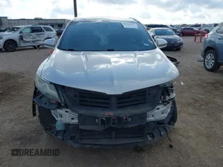 2015 Lincoln MKC z VIN 5LMCJ1A91FUJ13477, wystawiony jako IAAI lot #42042457 z przebiegiem 134 046 mil mil oraz . Historia ofert i sprzedaży dostępna na DreamBid. Obrazek 13.