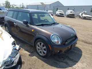 2010 MINI Clubman z VIN WMWML3C56ATX38237, wystawiony jako IAAI lot #42398838 z przebiegiem 79 587 mil mil oraz . Historia ofert i sprzedaży dostępna na DreamBid. Obrazek 1.