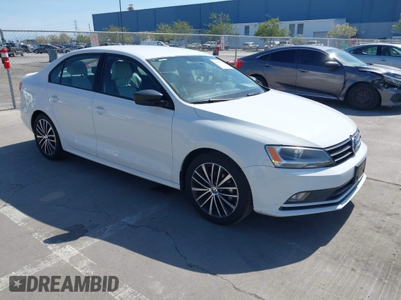 2015 Volkswagen Jetta SE z VIN 3VWD17AJ8FM427248, wystawiony jako IAAI lot #41982151 z przebiegiem 56 526 mil mil oraz . Historia ofert i sprzedaży dostępna na DreamBid. Obrazek 1.
