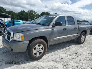 2005 Dodge Dakota SLT z VIN 1D7HE48N95S115600, wystawiony jako Copart lot #60198585 z przebiegiem 294 642 mil mil oraz Czysty tytuł • Clean title. Historia ofert i sprzedaży dostępna na DreamBid. Obrazek 1.