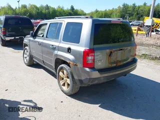 2011 Jeep Patriot Latitude z VIN 1J4NF1GB4BD251417, wystawiony jako IAAI lot #42318026 z przebiegiem 176 097 mil mil oraz . Historia ofert i sprzedaży dostępna na DreamBid. Obrazek 3.