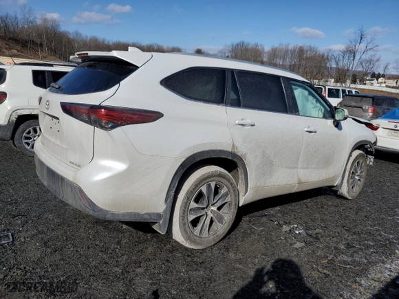 2023 Toyota Highlander L with VIN 5TDKDRBH7PS024503, listed as a Copart auction lot 43928755 with 17,125 mi miles and Salvage Title. Bid and sale history available at carsss.com. Image 3.