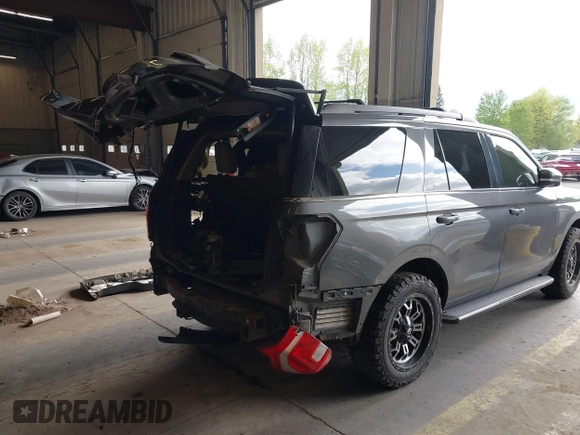 2018 Ford Expedition XLT z VIN 1FMJU1JT7JEA22830, wystawiony jako IAAI lot #42050739 z przebiegiem 114 529 mil mil oraz . Historia ofert i sprzedaży dostępna na DreamBid. Obrazek 15.
