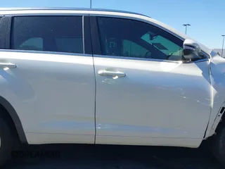 2015 Toyota Highlander XLE z VIN 5TDKKRFH8FS097572, wystawiony jako IAAI lot #42225373 z przebiegiem 115 490 mil mil oraz . Historia ofert i sprzedaży dostępna na DreamBid. Obrazek 14.