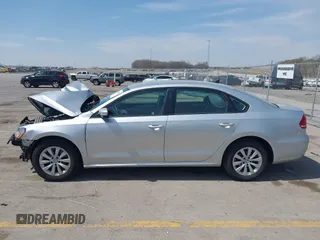 2015 Volkswagen Passat Limited Edition Edition z VIN 1VWAT7A3XFC015946, wystawiony jako IAAI lot #42060329 z przebiegiem 162 981 mil mil oraz . Historia ofert i sprzedaży dostępna na DreamBid. Obrazek 15.