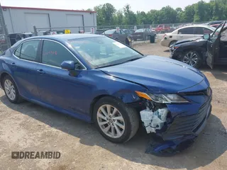 2023 Toyota Camry LE z VIN 4T1R11AK9PU180068, wystawiony jako IAAI lot #42483656 z przebiegiem 59 312 mil mil oraz . Historia ofert i sprzedaży dostępna na DreamBid. Obrazek 1.