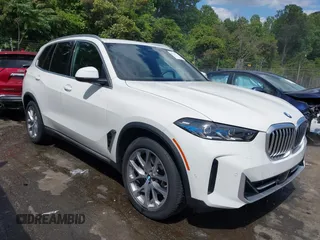 2024 BMW X5 xDrive40i z VIN 5UX23EU05R9S29952, wystawiony jako IAAI lot #42177371 z przebiegiem 26 832 mil mil oraz . Historia ofert i sprzedaży dostępna na DreamBid. Obrazek 6.