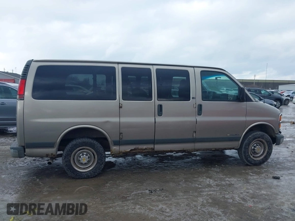 2002 Chevrolet Express z VIN 1GAGG25R121216538, wystawiony jako IAAI lot #41573071 z przebiegiem 205 409 mil mil oraz . Historia ofert i sprzedaży dostępna na DreamBid. Obrazek 13.