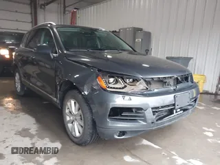 2013 Volkswagen Touareg Exec с VIN WVGEF9BP1DD007021, выставлен на аукционе IAAI как лот 41476076 с пробегом 159 764 миль миль и . История ставок и продаж доступна на DreamBid. Изображение 1.