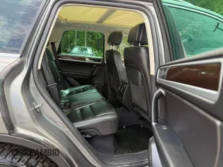 2016 Volkswagen Touareg Sport с VIN WVGEF9BP9GD007210, выставлен на аукционе Copart как лот 61608015 с пробегом 192 156 миль миль и Чистый • Clean title. История ставок и продаж доступна на DreamBid. Изображение 6.