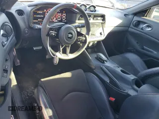 2024 Nissan Z Nismo с VIN JN1BZ4CH0RM360854, выставлен на аукционе Copart как лот 45712705 с пробегом 24 237 миль миль и Списание • Salvage title. История ставок и продаж доступна на DreamBid. Изображение 8.