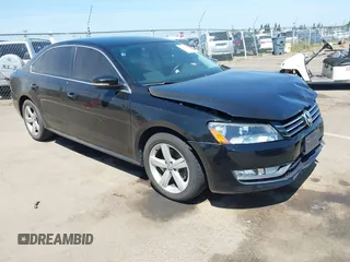 2015 Volkswagen Passat Limited Edition Edition z VIN 1VWAT7A3XFC107980, wystawiony jako IAAI lot #42153475 z przebiegiem 107 156 mil mil oraz . Historia ofert i sprzedaży dostępna na DreamBid. Obrazek 1.