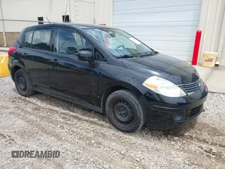 2009 Nissan Versa S z VIN 3N1BC13E49L480172, wystawiony jako IAAI lot #42349573 z przebiegiem 156 811 mil mil oraz . Historia ofert i sprzedaży dostępna na DreamBid. Obrazek 1.