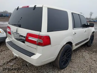 2007 Lincoln Navigator with VIN 5LMFU28567LJ13270, listed as a IAAI auction lot 41537706 with 206,707 mi miles. Bid and sale history available at carsss.com. Image 4.