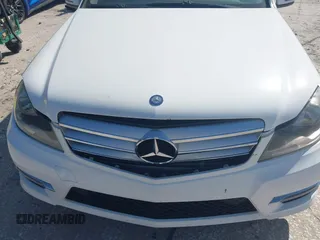 2013 Mercedes-Benz C 250 Sport z VIN WDDGF4HB4DR268857, wystawiony jako IAAI lot #42482862 z przebiegiem 186 711 mil mil oraz . Historia ofert i sprzedaży dostępna na DreamBid. Obrazek 6.
