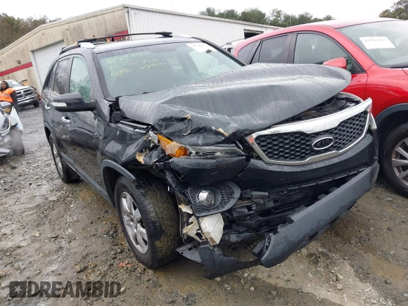 2013 Kia Sorento LX z VIN 5XYKT3A69DG354992, wystawiony jako IAAI lot #41538447 z przebiegiem 178 027 mil mil oraz . Historia ofert i sprzedaży dostępna na DreamBid. Obrazek 13.