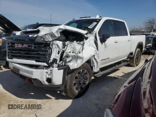 2024 GMC Sierra 2500HD AT4 z VIN 1GT49PEY8RF391438, wystawiony jako Copart lot #45306325 z przebiegiem 6 877 mil mil oraz Szkoda całkowita • Salvage title. Historia ofert i sprzedaży dostępna na DreamBid. Obrazek 1.