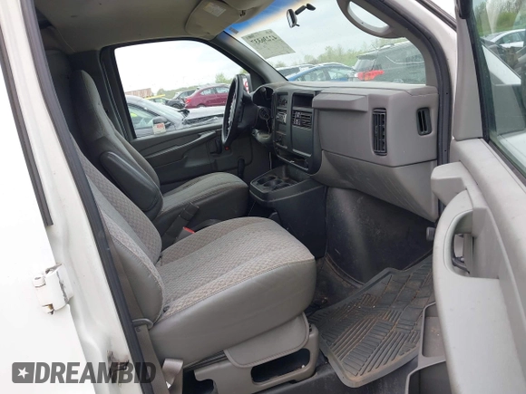 2004 Chevrolet Express Cargo z VIN 1GCFG15XX41150053, wystawiony jako IAAI lot #42236337 z przebiegiem 135 471 mil mil oraz . Historia ofert i sprzedaży dostępna na DreamBid. Obrazek 5.