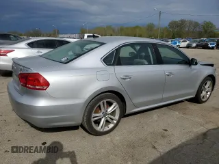 2014 Volkswagen Passat SE z VIN 1VWBT7A30EC076841, wystawiony jako Copart lot #52970685 z przebiegiem 142 628 mil mil oraz Szkoda całkowita • Salvage title. Historia ofert i sprzedaży dostępna na DreamBid. Obrazek 3.