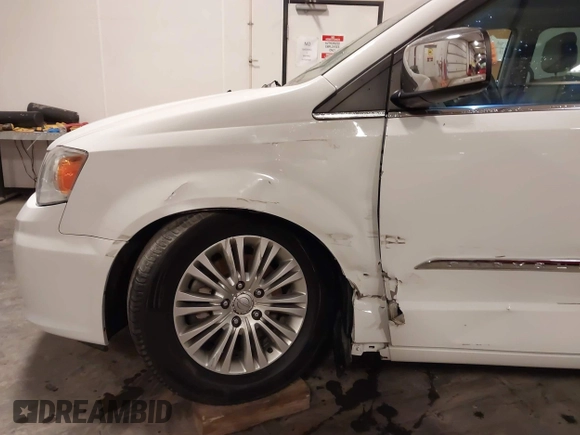 2016 Chrysler Town & Country Touring-L with VIN 2C4RC1CG3GR284527, listed as a IAAI auction lot 41898213 with 198,148 mi miles. Bid and sale history available at carsss.com. Image 6.