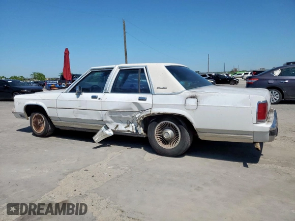 1991 Ford Crown Victoria z VIN 2FACP74FXMX135645, wystawiony jako Copart lot #52527135 z przebiegiem 79 667 mil mil oraz Czysty tytuł • Clean title. Historia ofert i sprzedaży dostępna na DreamBid. Obrazek 2.