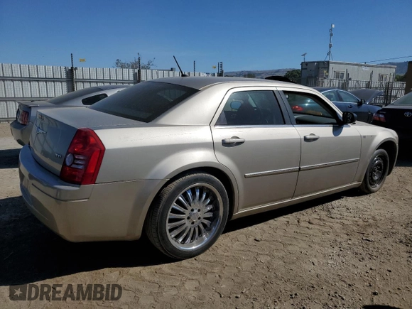 2008 Chrysler 300 LX z VIN 2C3KA43R68H177221, wystawiony jako Copart lot #56541605 z przebiegiem 141 637 mil mil oraz Szkoda całkowita • Salvage title. Historia ofert i sprzedaży dostępna na DreamBid. Obrazek 3.