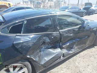 2014 Tesla Model S 60 z VIN 5YJSA1H13EFP42250, wystawiony jako IAAI lot #42267590 z przebiegiem 196 142 mil mil oraz . Historia ofert i sprzedaży dostępna na DreamBid. Obrazek 6.