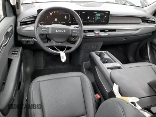 2024 Kia EV9 Light Long Range z VIN KNDAB5S19R6020257, wystawiony jako Copart lot #69484264 z przebiegiem 1741 mil mil oraz Szkody całkowita. Historia ofert i sprzedaży dostępna na DreamBid. Obrazek 8.
