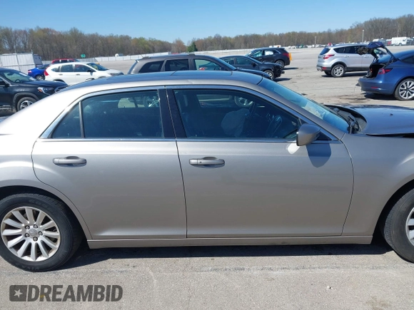 2014 Chrysler 300 z VIN 2C3CCAAGXEH335800, wystawiony jako IAAI lot #41984427 z przebiegiem 247 358 mil mil oraz . Historia ofert i sprzedaży dostępna na DreamBid. Obrazek 13.