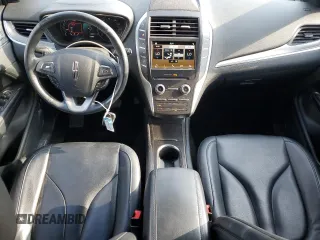 2017 Lincoln MKC Premiere z VIN 5LMCJ1C95HUL16078, wystawiony jako Copart lot #55853005 z przebiegiem 114 821 mil mil oraz Szkoda całkowita • Salvage title. Historia ofert i sprzedaży dostępna na DreamBid. Obrazek 8.