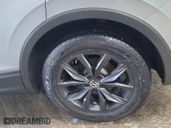 2024 Volkswagen Tiguan SE с VIN 3VV3B7AX9RM106728, выставлен на аукционе IAAI как лот 42845194 с пробегом 23 946 миль миль и . История ставок и продаж доступна на DreamBid. Изображение 46.
