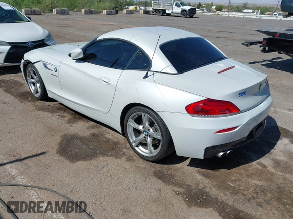2015 BMW Z4 sDrive28i z VIN WBALL5C53FP557183, wystawiony jako IAAI lot #42145557 z przebiegiem 123 319 mil mil oraz . Historia ofert i sprzedaży dostępna na DreamBid. Obrazek 3.