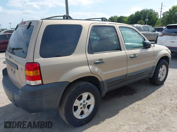 2007 Ford Escape XLT with VIN 1FMYU03127KB33946, listed as a IAAI auction lot 42120231 with 92,233 mi miles. Bid and sale history available at carsss.com. Image 4.