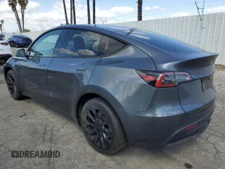 2023 Tesla Model Y Long Range z VIN 7SAYGAEE7PF714828, wystawiony jako Copart lot #89210485 z przebiegiem 42 256 mil mil oraz Szkoda całkowita • Salvage title. Historia ofert i sprzedaży dostępna na DreamBid. Obrazek 2.